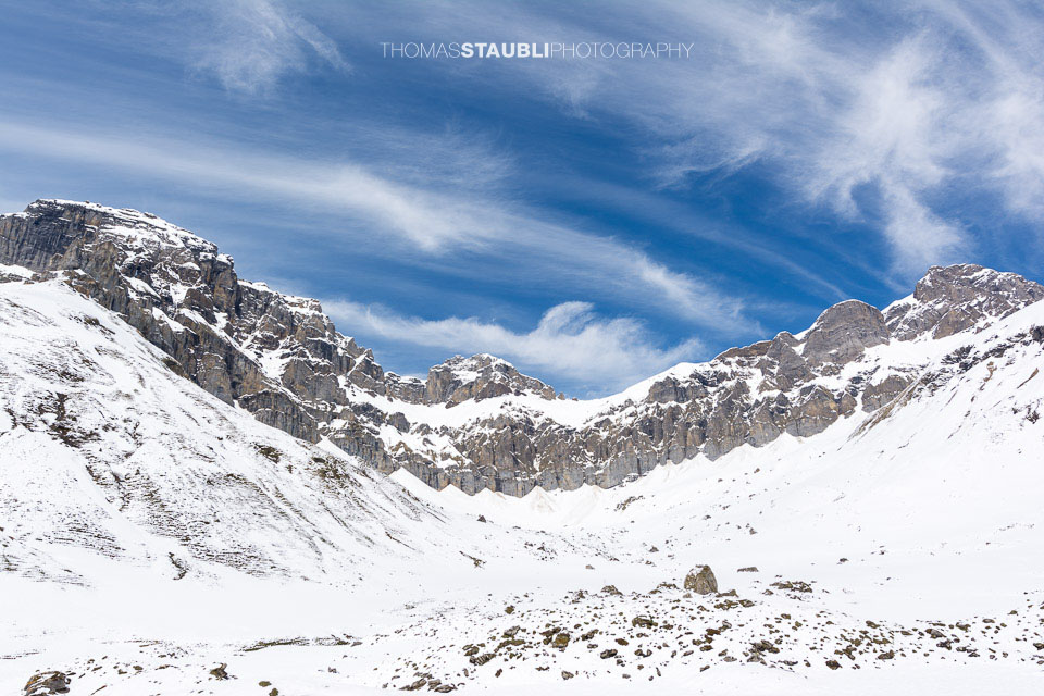 Surenen – verschneite Gritschenbänder auf der Blackenalp