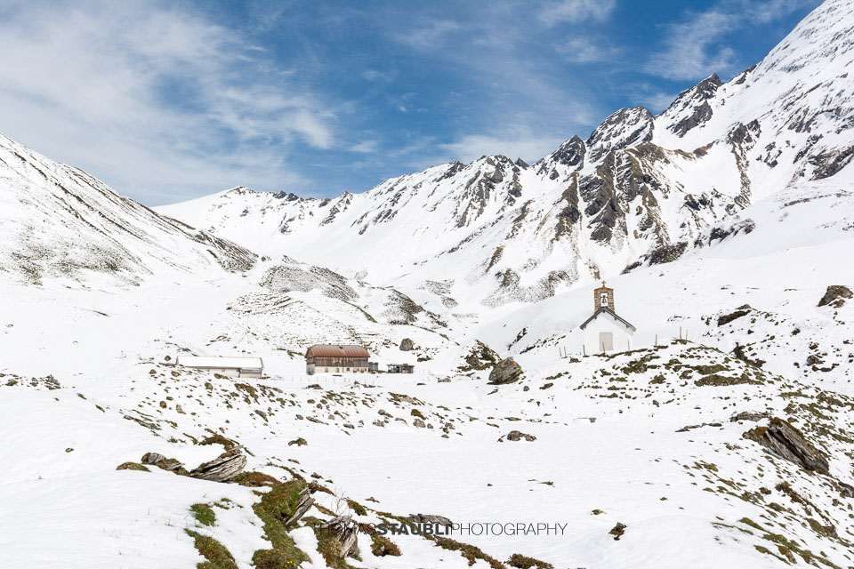 Surenen – Blackenchappeli auf der verschneiten Blackenalp