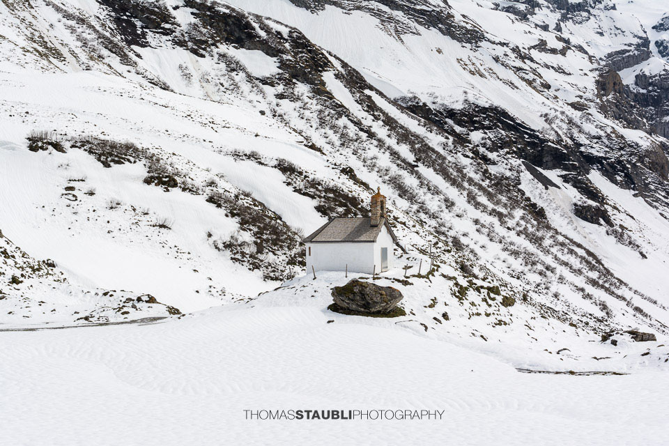Surenen – Blackenchappeli auf der verschneiten Blackenalp