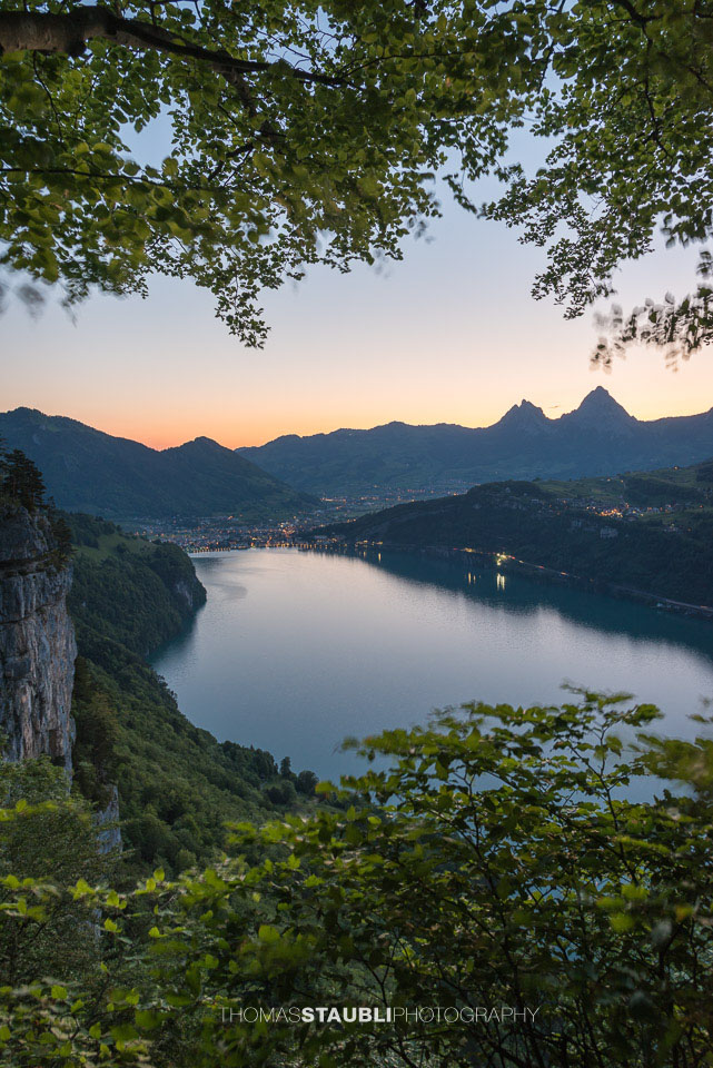 Abenddämmerung bei der Schwandenflue in Seelisberg mit Blick auf den Urnersee, Brunnen und die Mythen