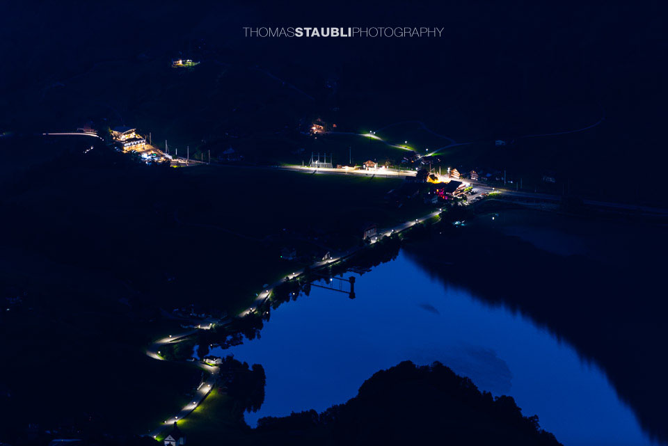 Blick von Riebensädel hinunter nach Kaiserstuhl und Lungerensee in der Nacht