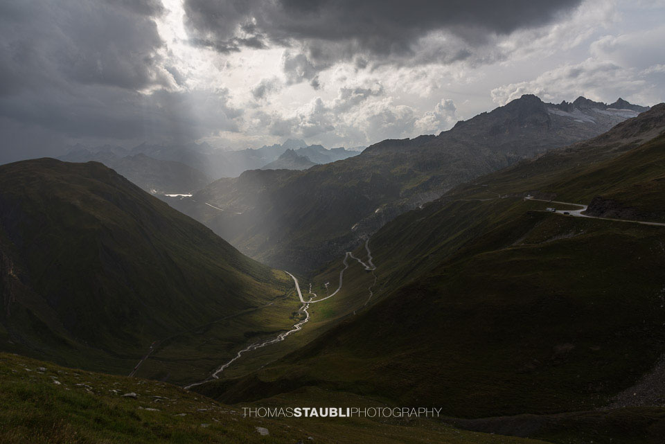 Blick hinunter zur Furkapassstrasse