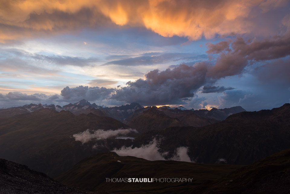 Blick von der Tällilücke Richtung Sonnenuntergang nach einem heftiges Gewitter über dem Grimsel