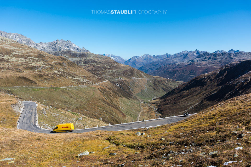 DHL-Lieferwagen unterwegs am Furkapass
