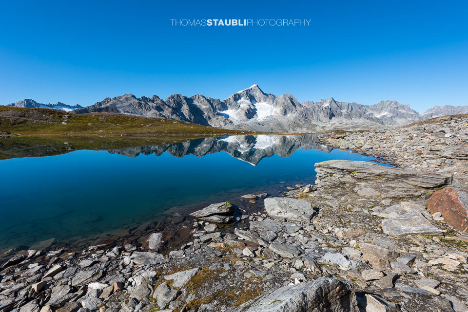 die Bergkulisse des Galenstocks spiegelt sich im Schwärziseeli