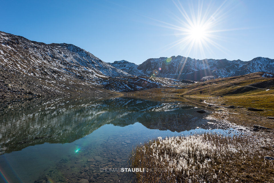 blauer Himmel und Sonnenschein über dem unteren Schwärziseeli