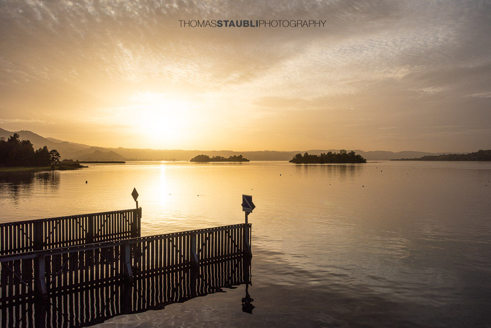 Sonnenuntergang auf dem Seedamm mit Blick auf die Inseln Lützelau und Ufenau