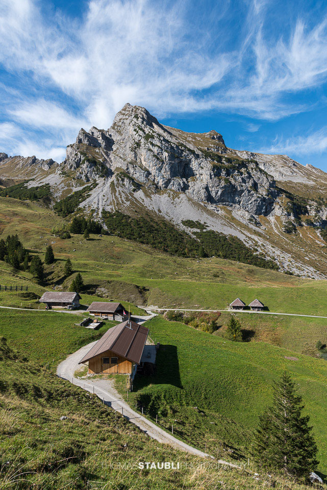 Bauernhof auf der Fluonalp, im Hintergrund die Rossflue