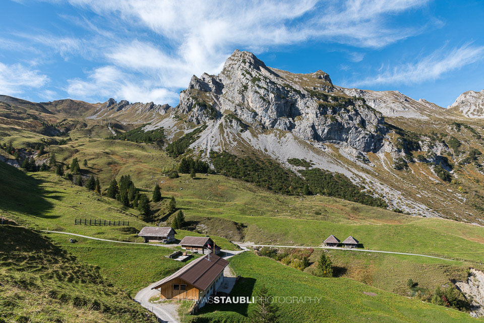 Bauernhof auf der Fluonalp, im Hintergrund die Rossflue