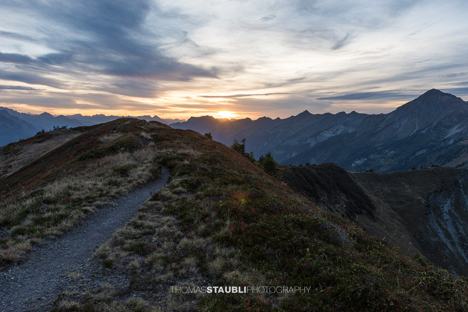Sonnenuntergang über dem Wilerhorn, im Hintergrund die Berner Alpen