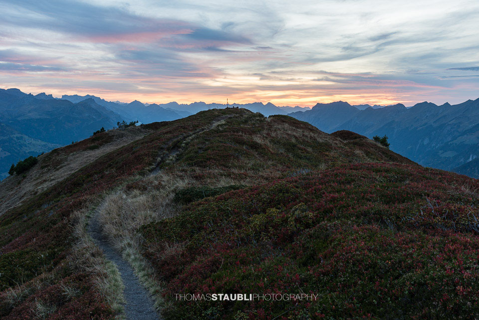 Abenddämmerung über dem Wilerhorn, im Hintergrund die Berner Alpen