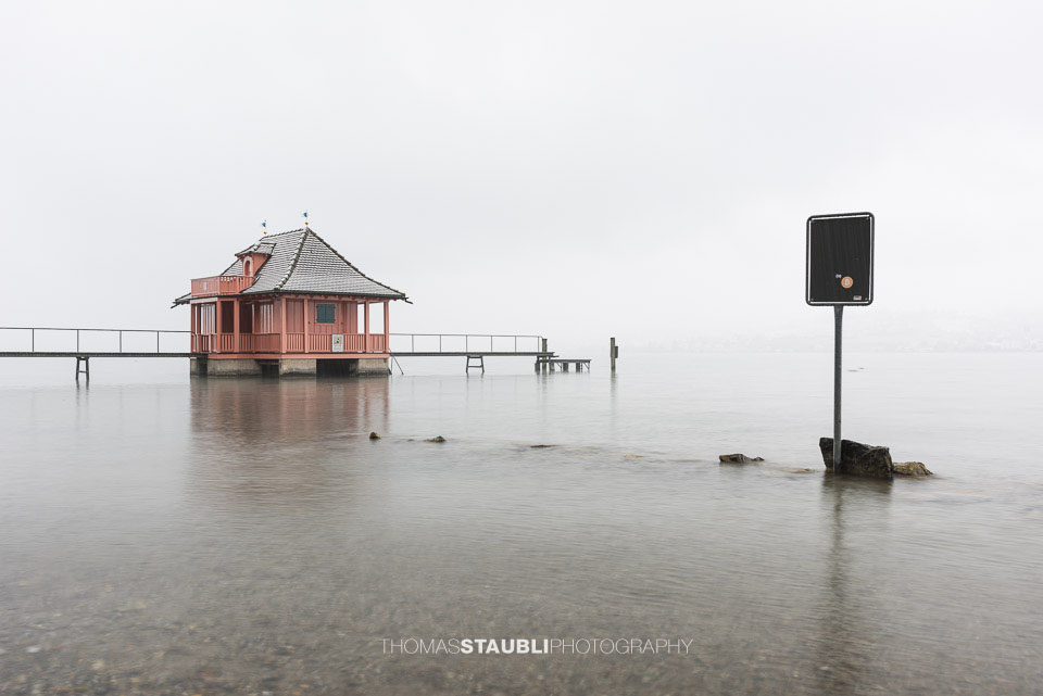 nebliger Novembertag beim Badehaus auf der Halbinsel Au am Zürichsee