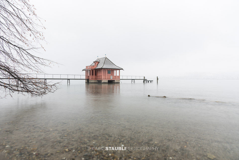 nebliger Novembertag beim Badehaus auf der Halbinsel Au am Zürichsee