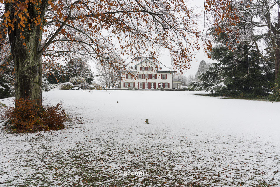 Simongut, Villa Vorder Au mit verschneiter Gartenanlage