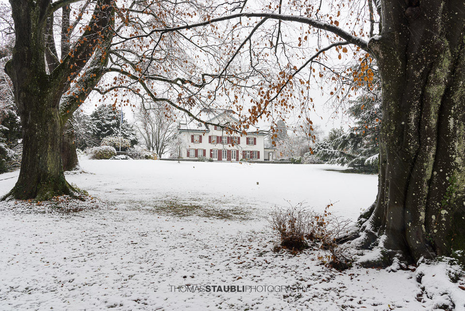 Simongut, Villa Vorder Au mit verschneiter Gartenanlage