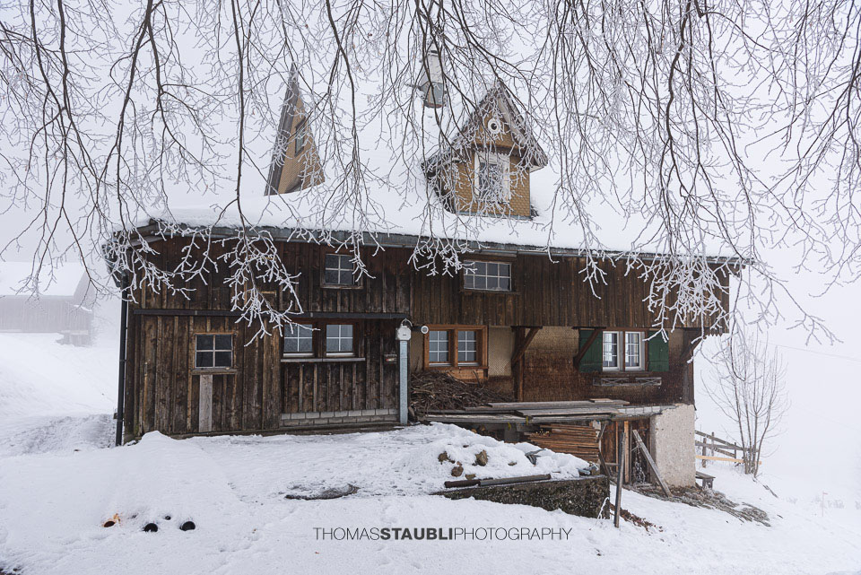 verschneites Bauernhaus im Toggenburg