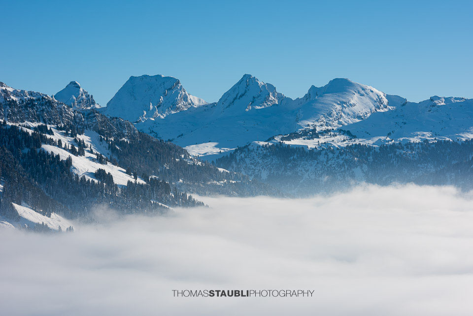 Blick auf den verschneiten Zuestoll, Brisi, Frümsel und Selun