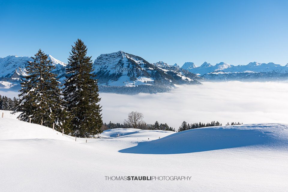 verschneite Vorder Chlosteralp mit Blick auf den verschneiten Stockberg