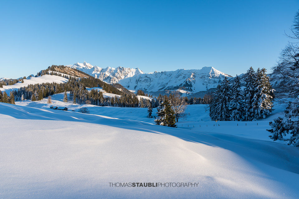 verschneite Hinter Chlosteralp mit Blick auf den verschneiten Säntis