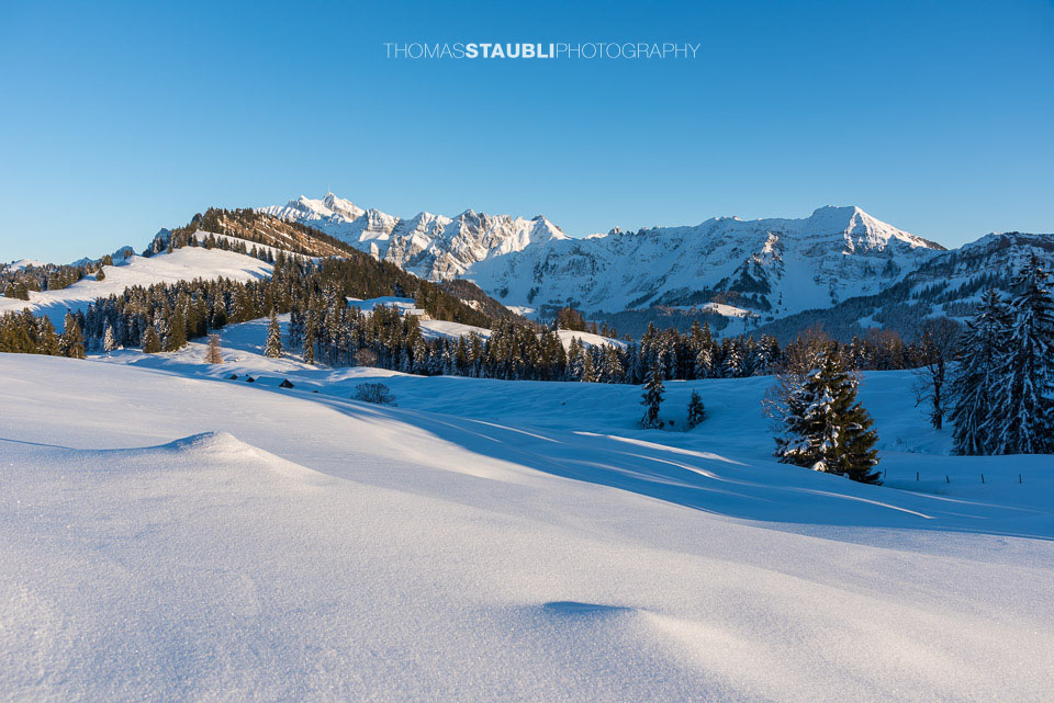 verschneite Hinter Chlosteralp mit Blick auf den verschneiten Säntis
