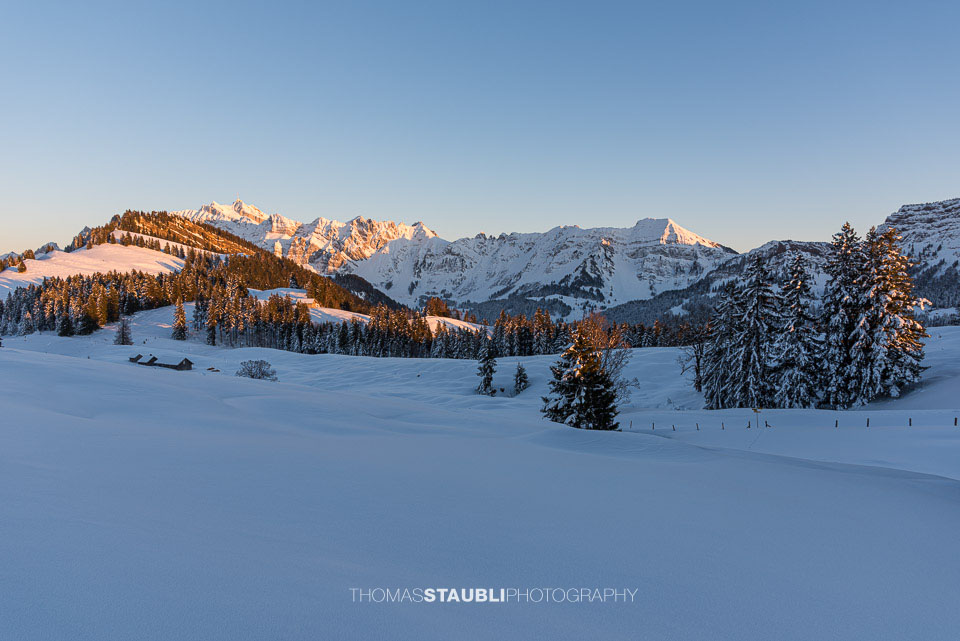 verschneite Hinter Chlosteralp mit Blick auf den verschneiten Säntis