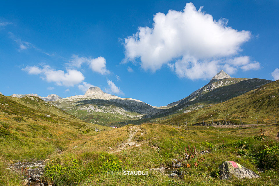 Wolken über dem Schneehüenerstock und Piz Tiarms