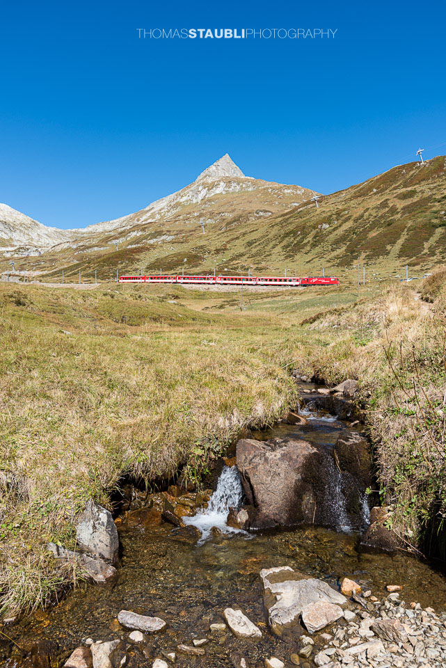 Die Matterhorn Gotthard Bahn vor dem Piz Tiarms