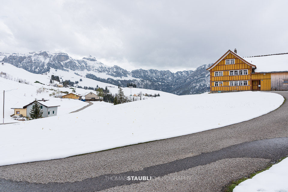 Bauernhaus im Appenzellerland, im Hintergrund der Hohe Kasten