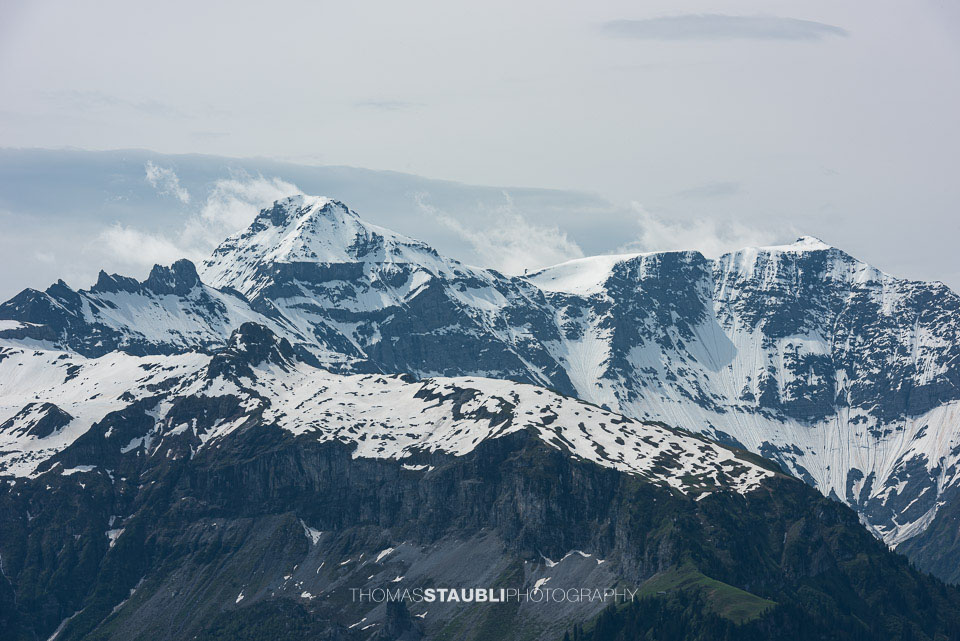Blick zum verschneiten Hausstock