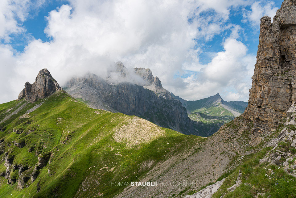 Balmer Grätli mit wolkenverhangenen Schächentaler Windgällen