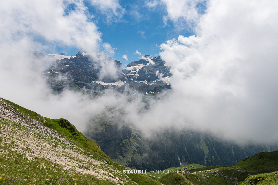 Gross- und Chli-Schärhorn umringt von Wolken