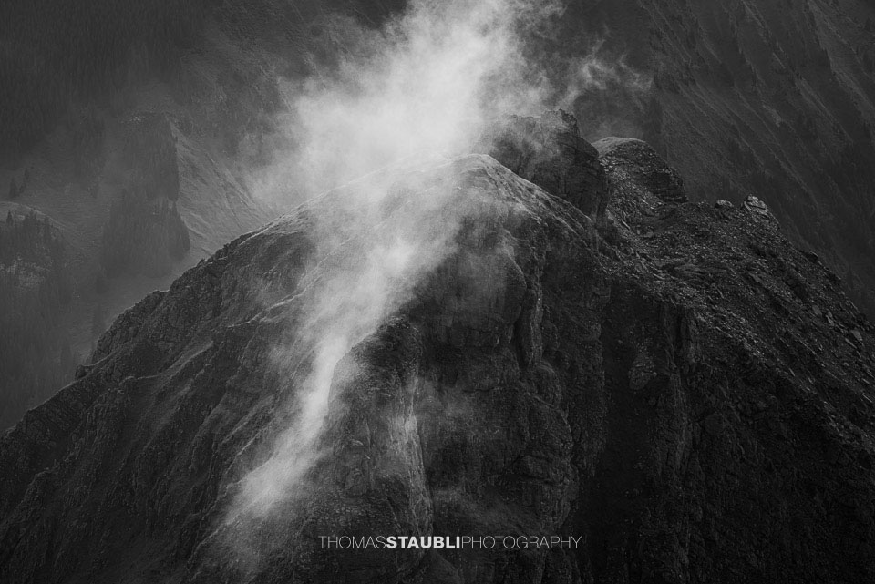 Nebelschwade an einem Bergrücken