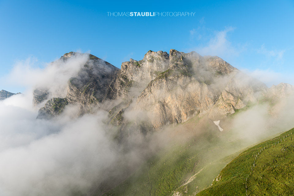 Nebel steigt am Haupt und Murmelchopf empor
