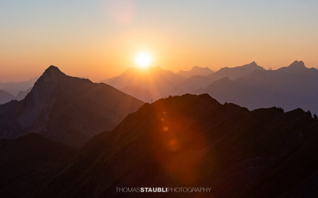 Sonnenaufgang über dem Glärnisch, Bös Fulen u. a.