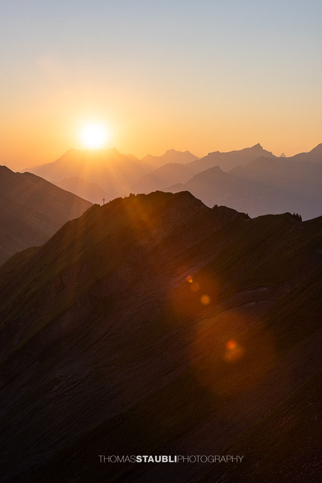Im Vordergrund das Gipfelkreuz auf dem Gandispitz