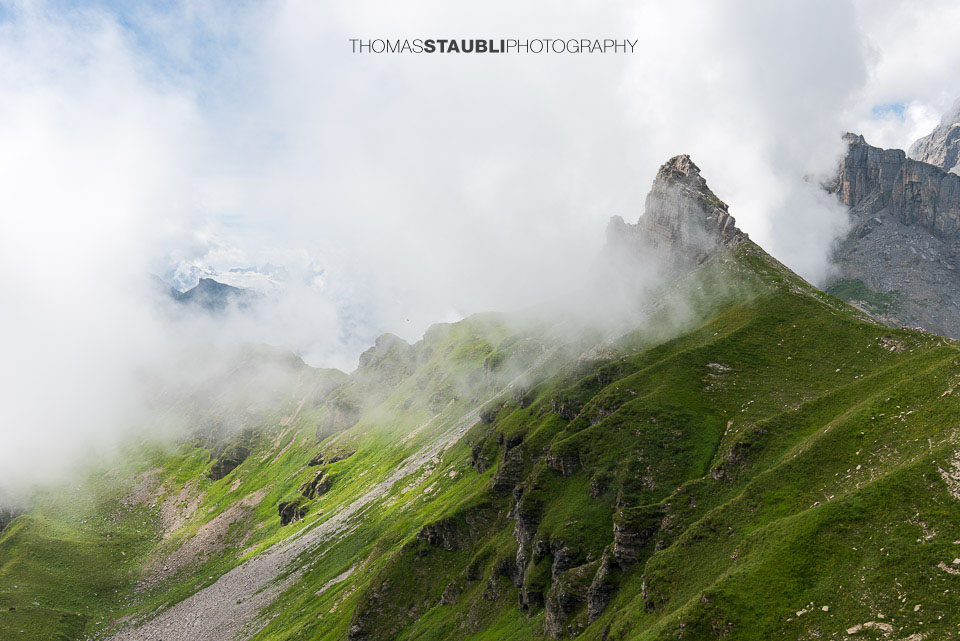 Wolken und Nebelschwaden über dem Schächental