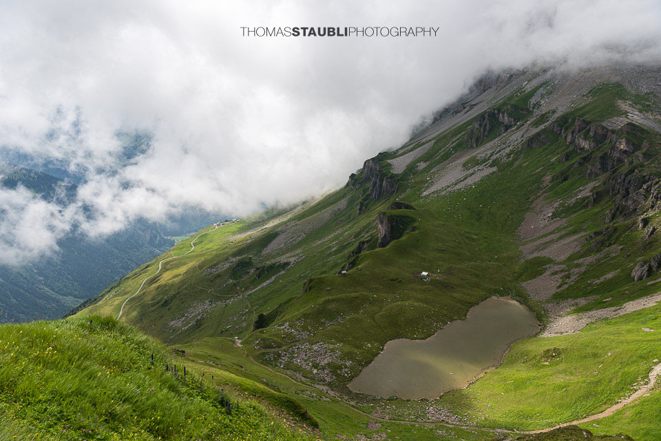 Blick hinunter zum Ruosalpersee