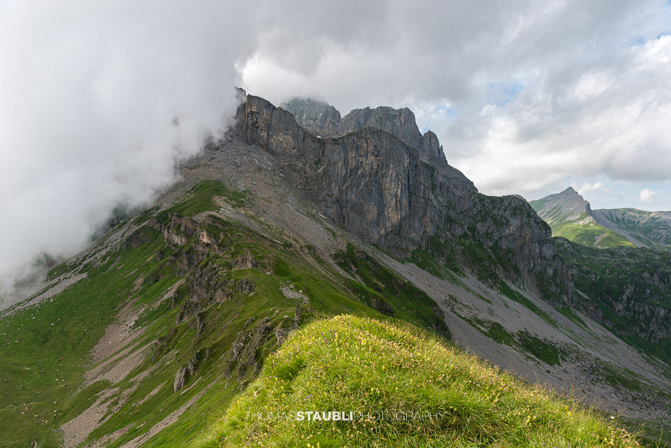 Blick zu den wolkenverhangenen Schächentaler Windgällen
