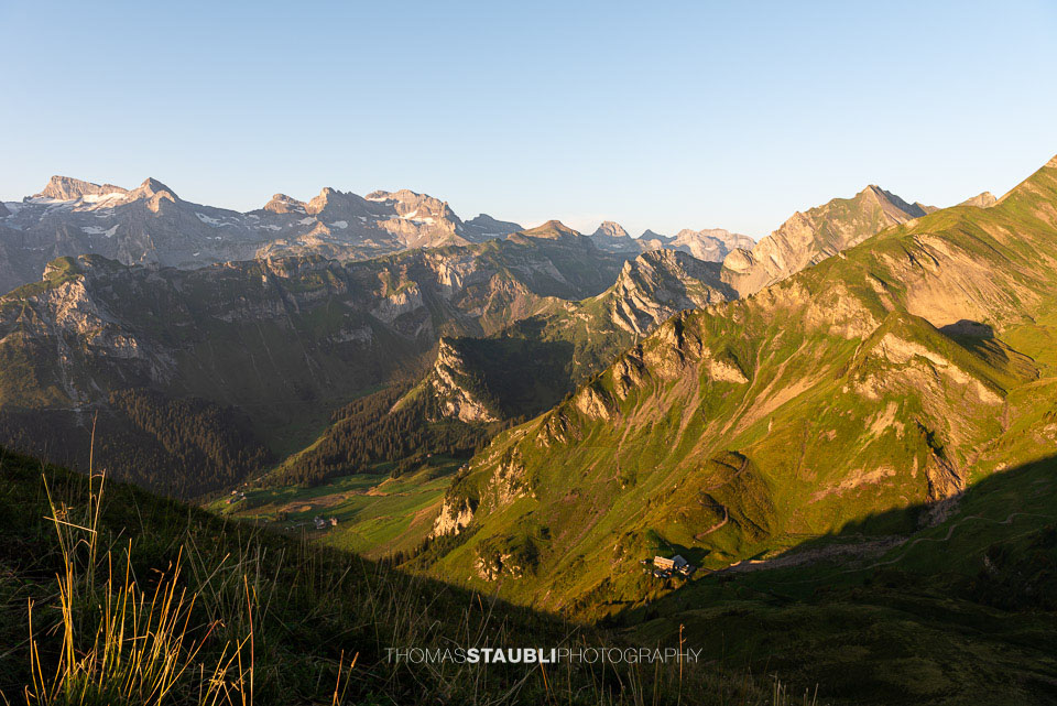 Blick vom Jochlistock hinunter nach Ober Bolgen und Gitschenen