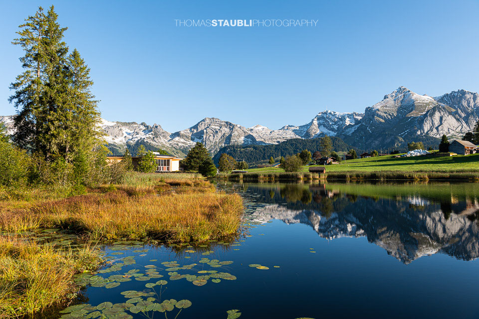 herbstlicher Schwendisee mit verschneitem Alpstein im Hintergrund