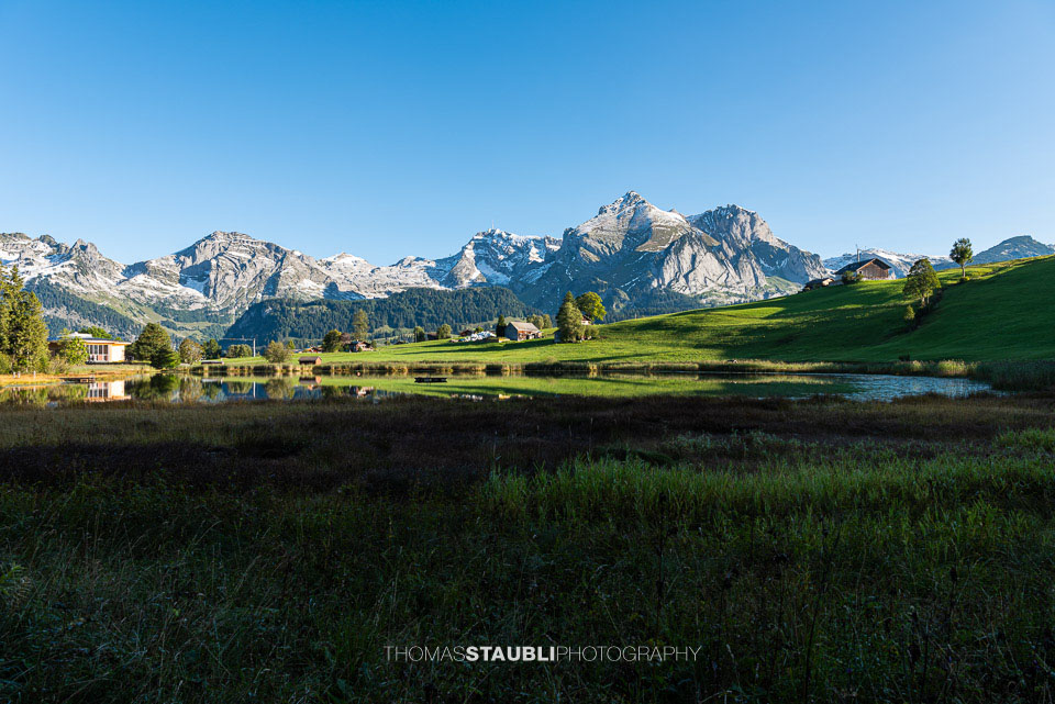 herbstlicher Schwendisee mit verschneitem Alpstein im Hintergrund