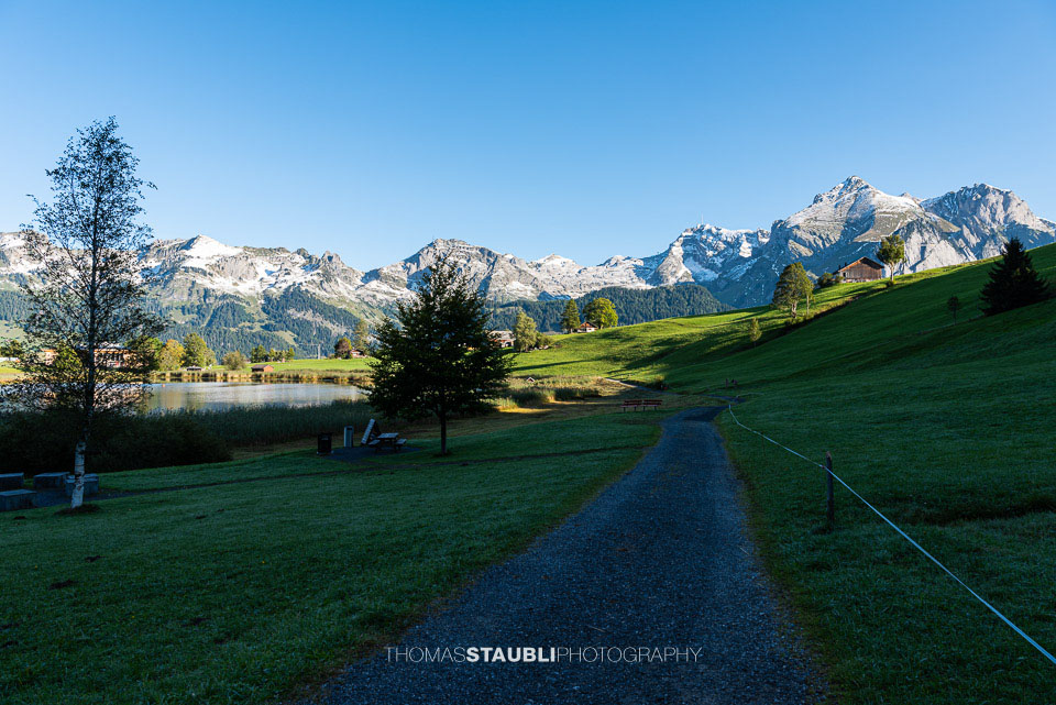 herbstlicher Schwendisee mit verschneitem Alpstein im Hintergrund