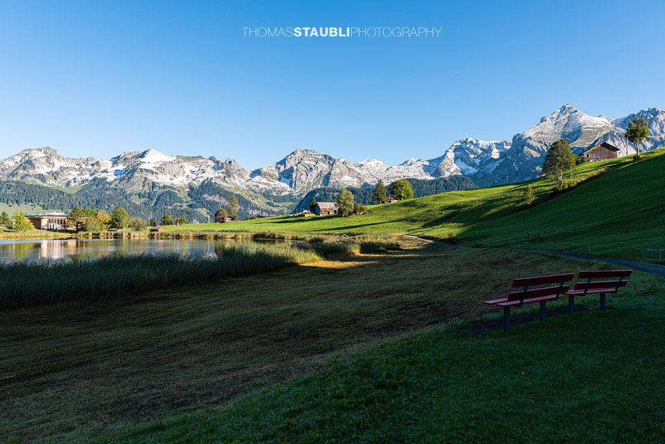 herbstlicher Schwendisee mit verschneitem Alpstein im Hintergrund