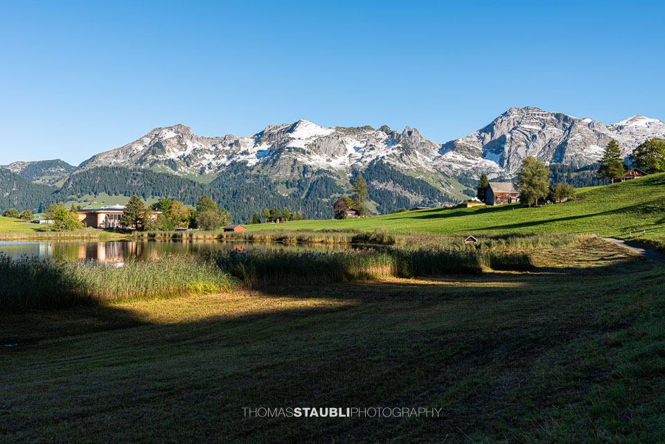herbstlicher Schwendisee mit verschneitem Alpstein im Hintergrund