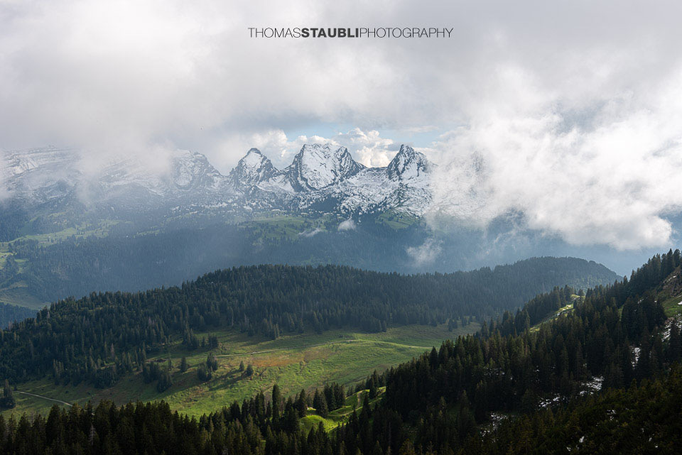 Wolken ziehen um Schibenstoll, Zuestoll, Brise und Frümsel