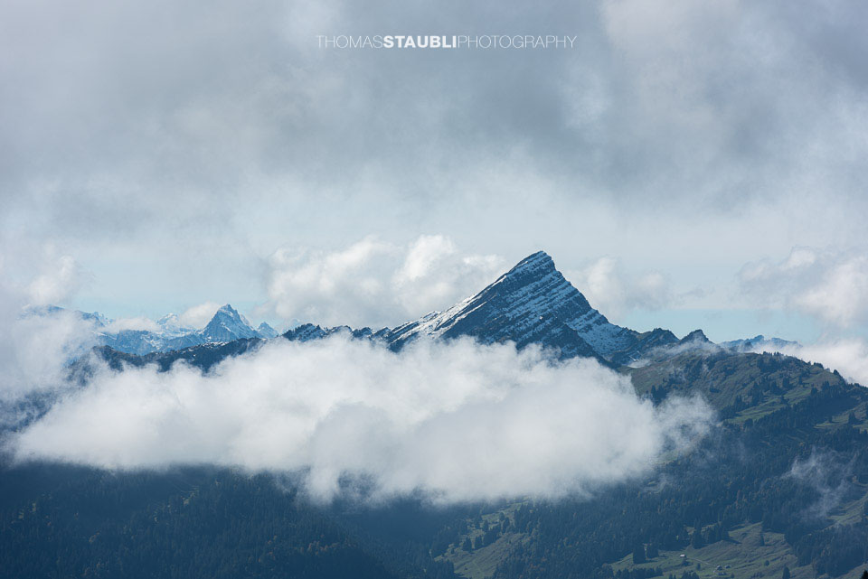 Wolken um den verschneiten Speer