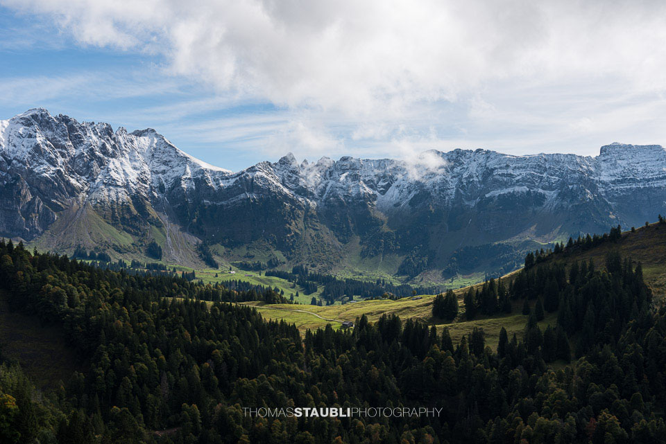 Blick zur Säntisalp mit verschneitem Alpstein