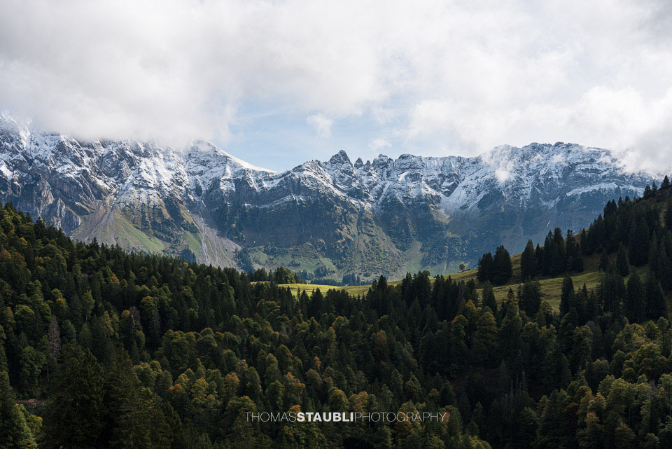Blick zum leicht verschneiten Alpstein