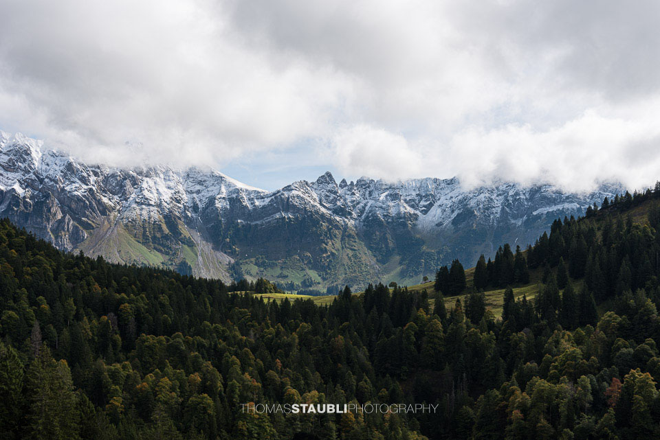 Blick zum leicht verschneiten Alpstein