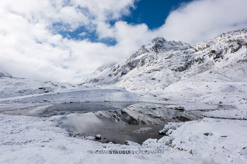 verschneites kleines Seelein im Val Maighels